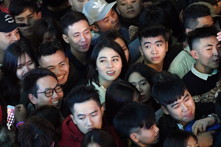 Co gai xinh dep giua bien nguoi duoc tim kiem sau dem giao thua hinh anh