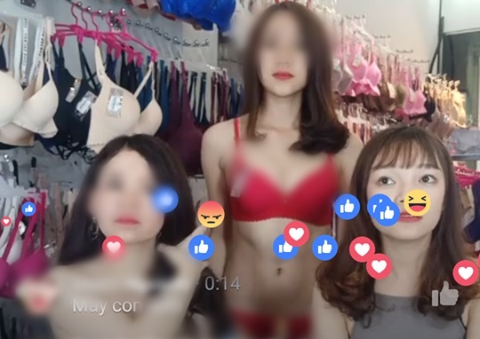Hai co gai gay phan cam khi mac do lot livestream ban hang hinh anh