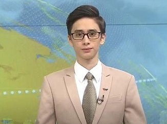 MC ngoai quoc tren VTV gay chu y vi qua dien trai hinh anh