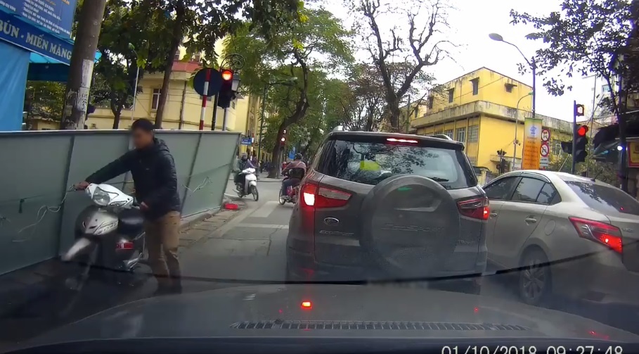 Chiec xe may cho hang di nguoc chieu lam xuoc oto hinh anh