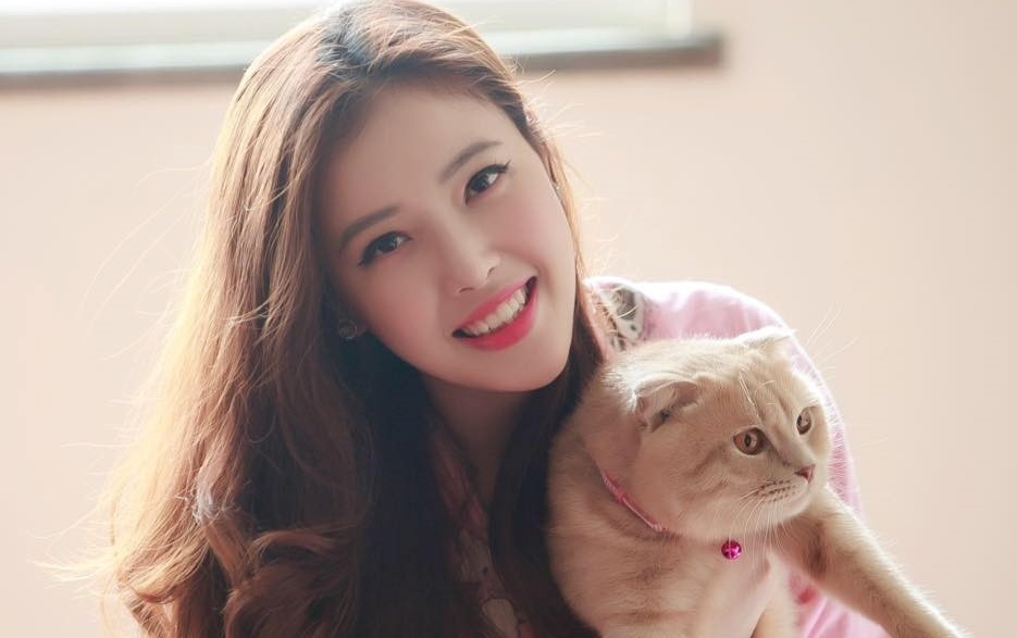 Ban biet gi ve nhung co em gai xinh dep cua nguoi noi tieng? hinh anh