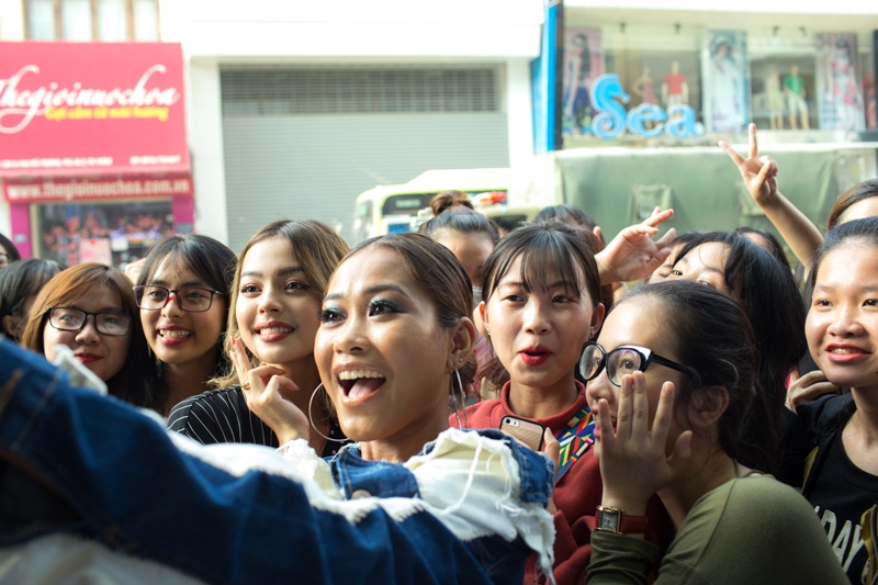 Nguoi ham mo vay kin Lily Maymac tai su kien hinh anh