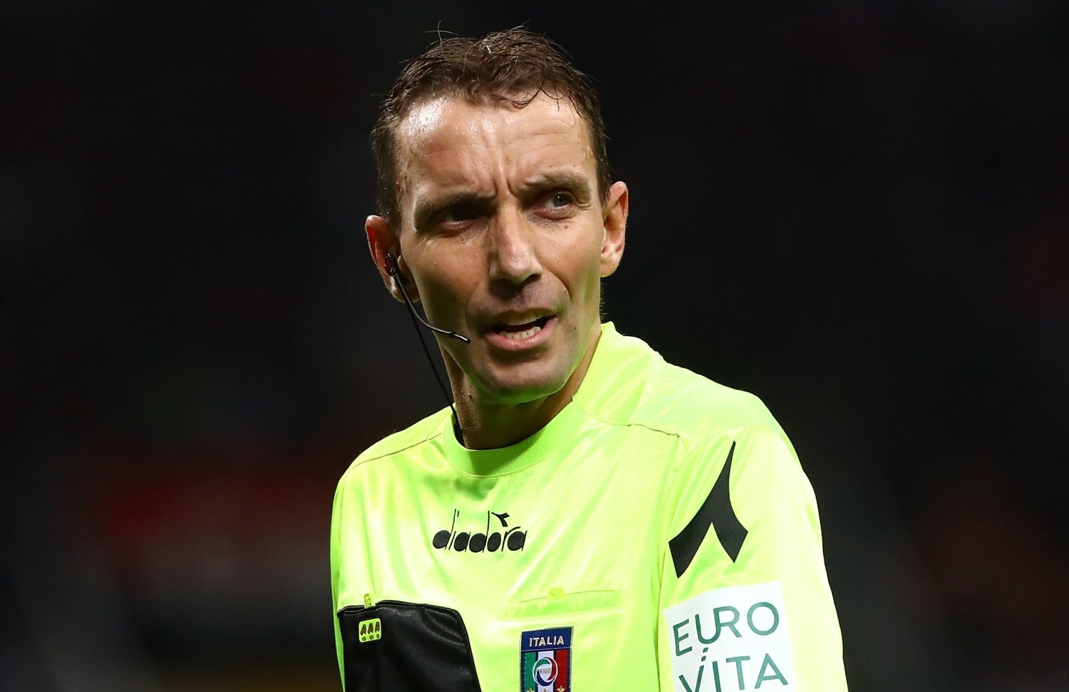 Trong tai Serie A bi treo coi vi mac quan jeans trong phong VAR hinh anh