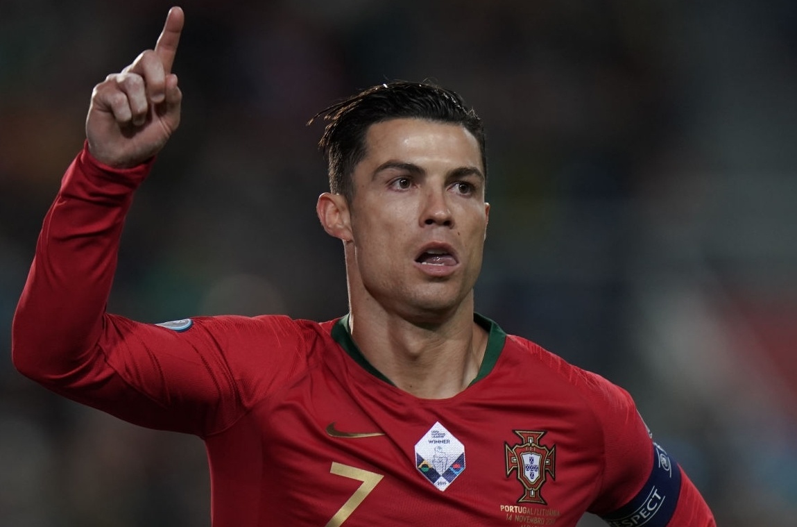 Ronaldo va tieng gam o tuoi 36 hinh anh