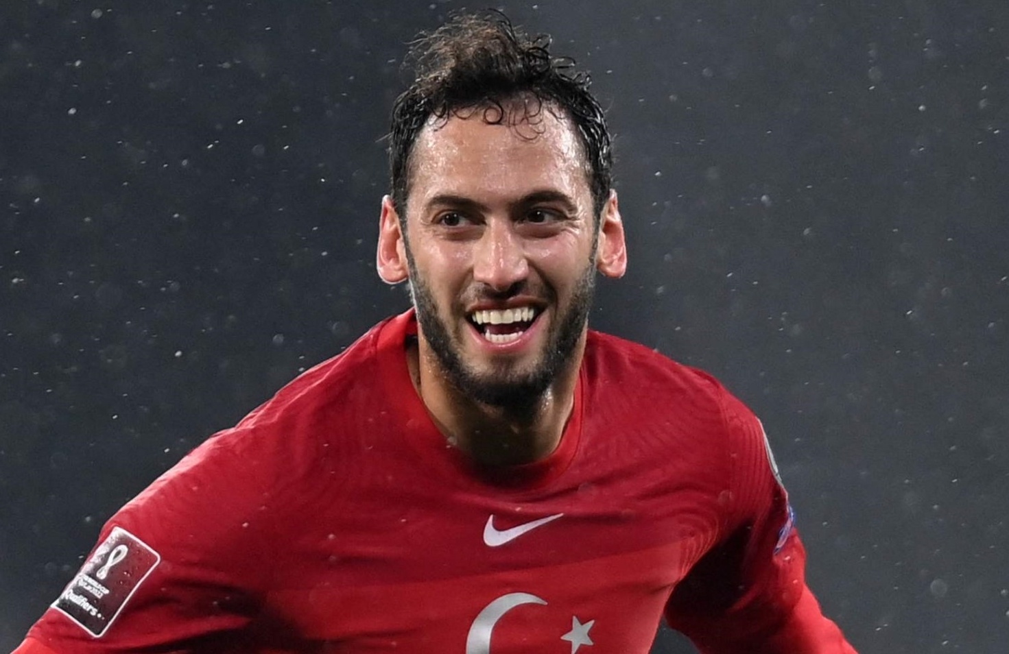 Tuyen Italy phai de chung bac thay sut phat Calhanoglu hinh anh