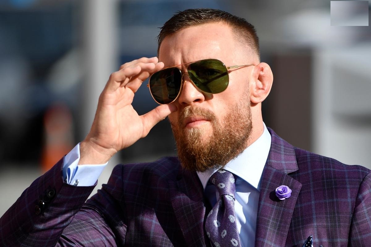 McGregor tung cuoc voi Poirier trong buoi hop bao hinh anh