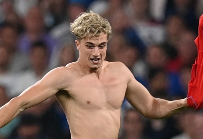 CDV qua khich chay xuong san Wembley hinh anh