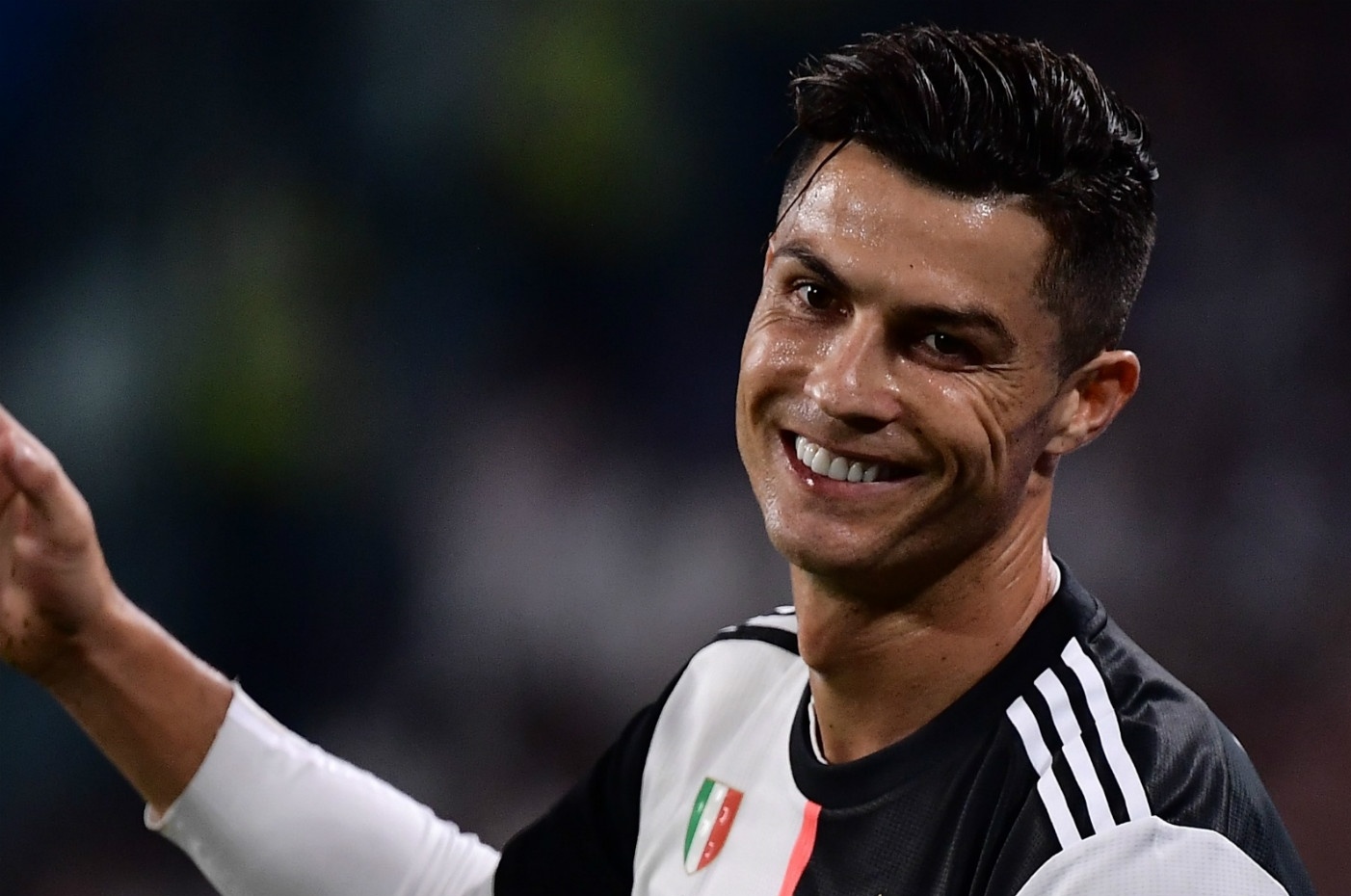 Ronaldo bi phat vi sua nha trai phep hinh anh