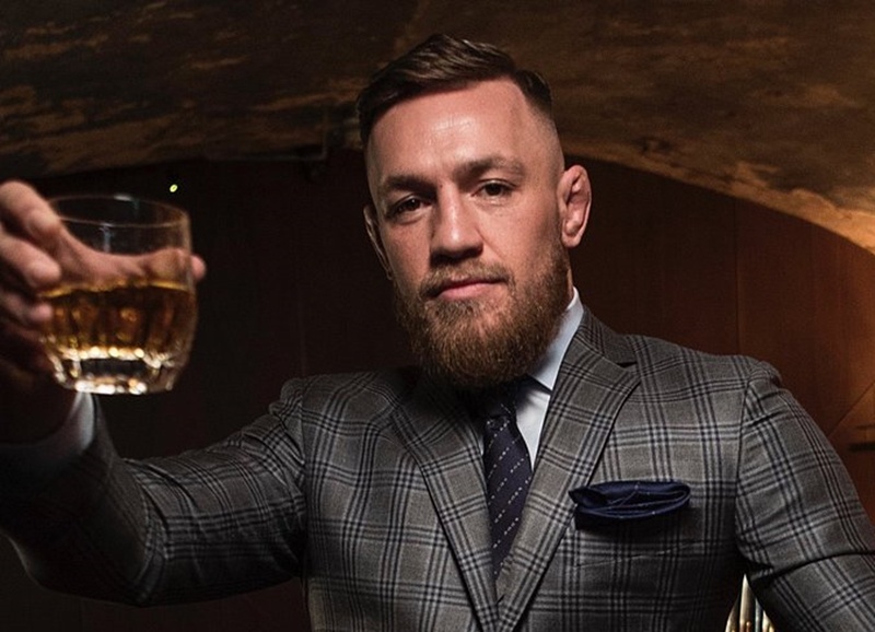 McGregor dong quang cao khi dang bi gay chan hinh anh