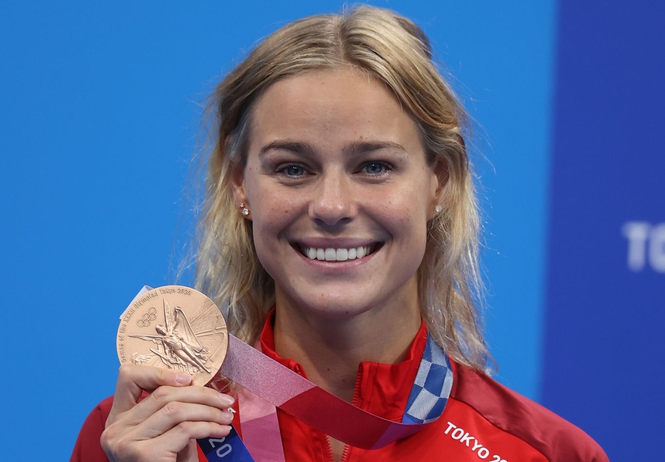 Kinh ngu Dan Mach gay an tuong voi nu cuoi rang ro hinh anh