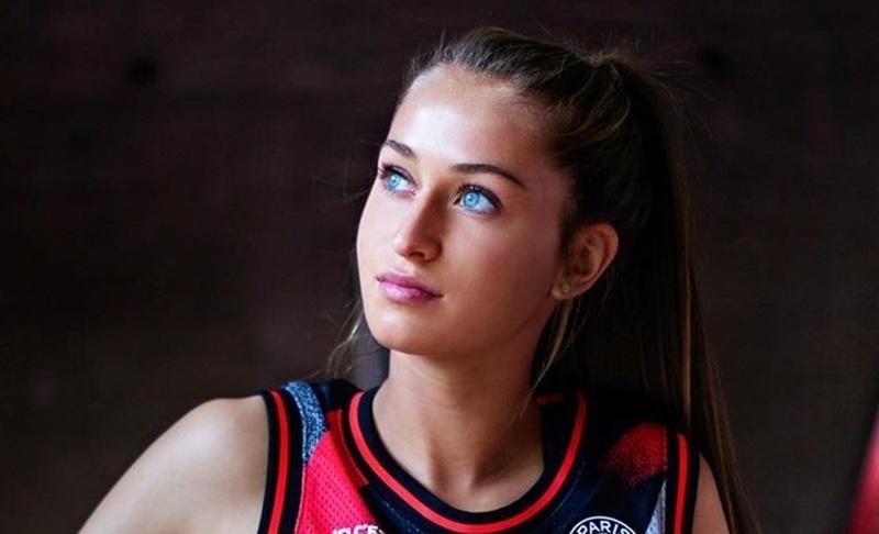 Ban gai Alphonso Davies lam nen lich su o Olympic 2020 hinh anh