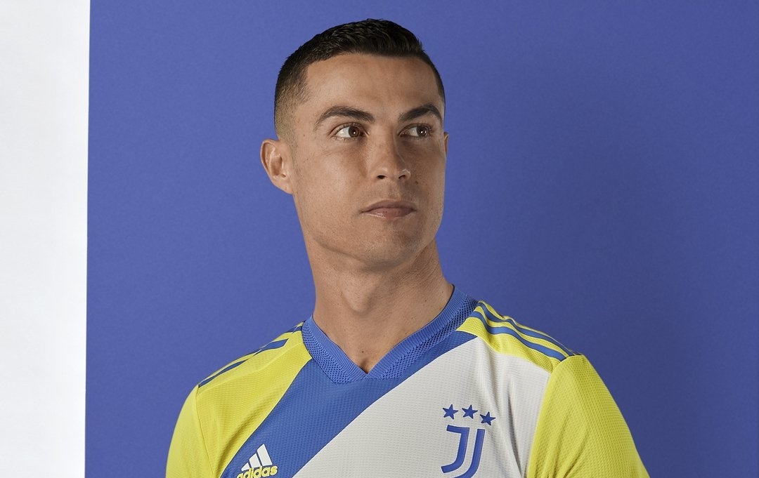 Ronaldo gioi thieu mau ao dau moi cua Juventus hinh anh