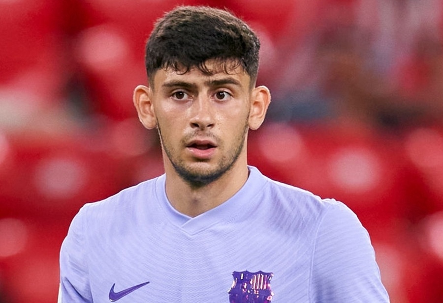 Cau thu tre nhat ra mat Barca sau 17 nam hinh anh