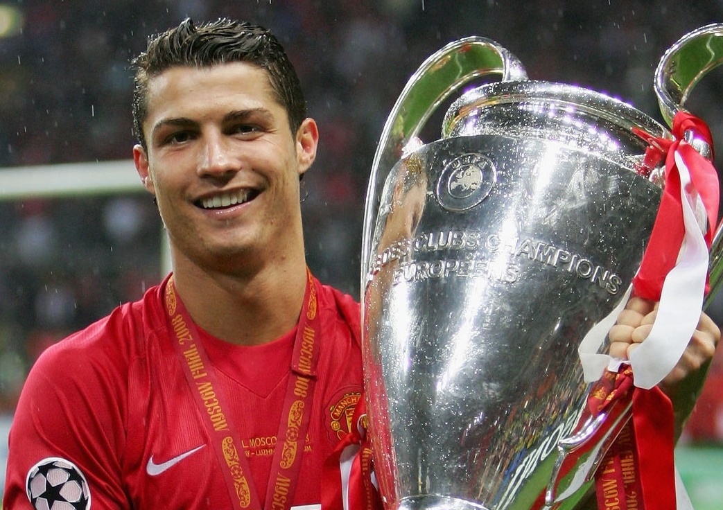 Ronaldo va dan sao tung ra di, roi tro lai MU hinh anh