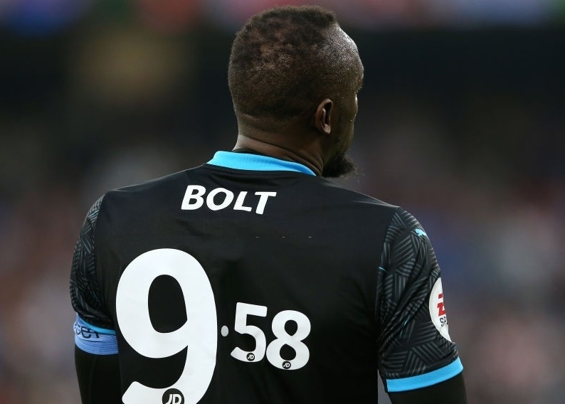 Rooney chay dua voi Usain Bolt o tran Soccer Aid hinh anh