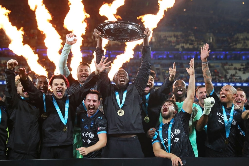 Usain Bolt choi bong da anh 4