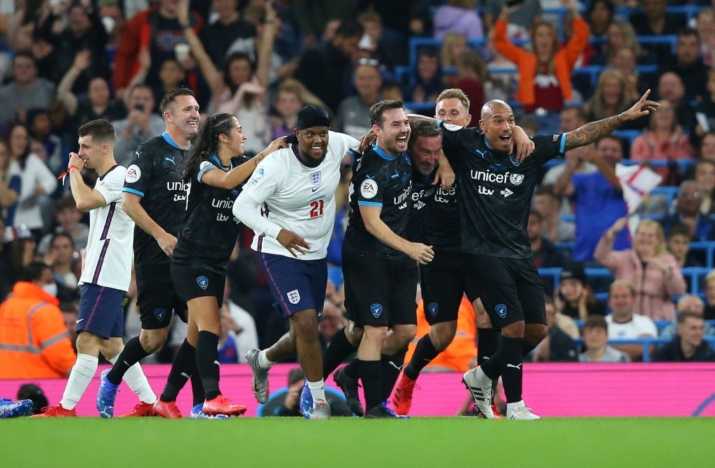 Usain Bolt choi bong da anh 5