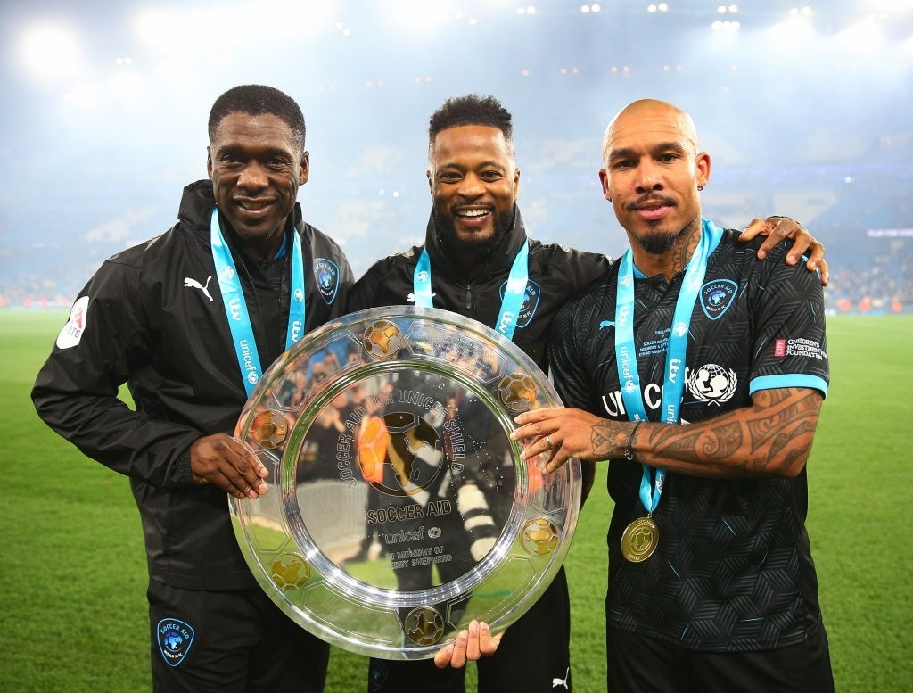 Usain Bolt choi bong da anh 6