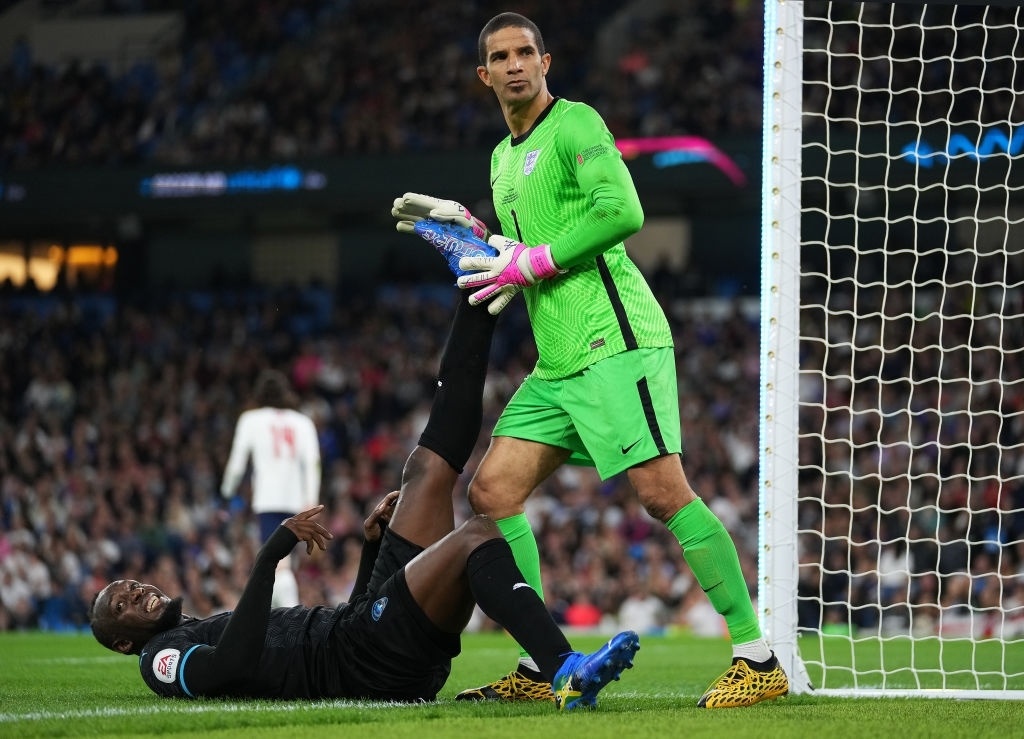 Usain Bolt choi bong da anh 3