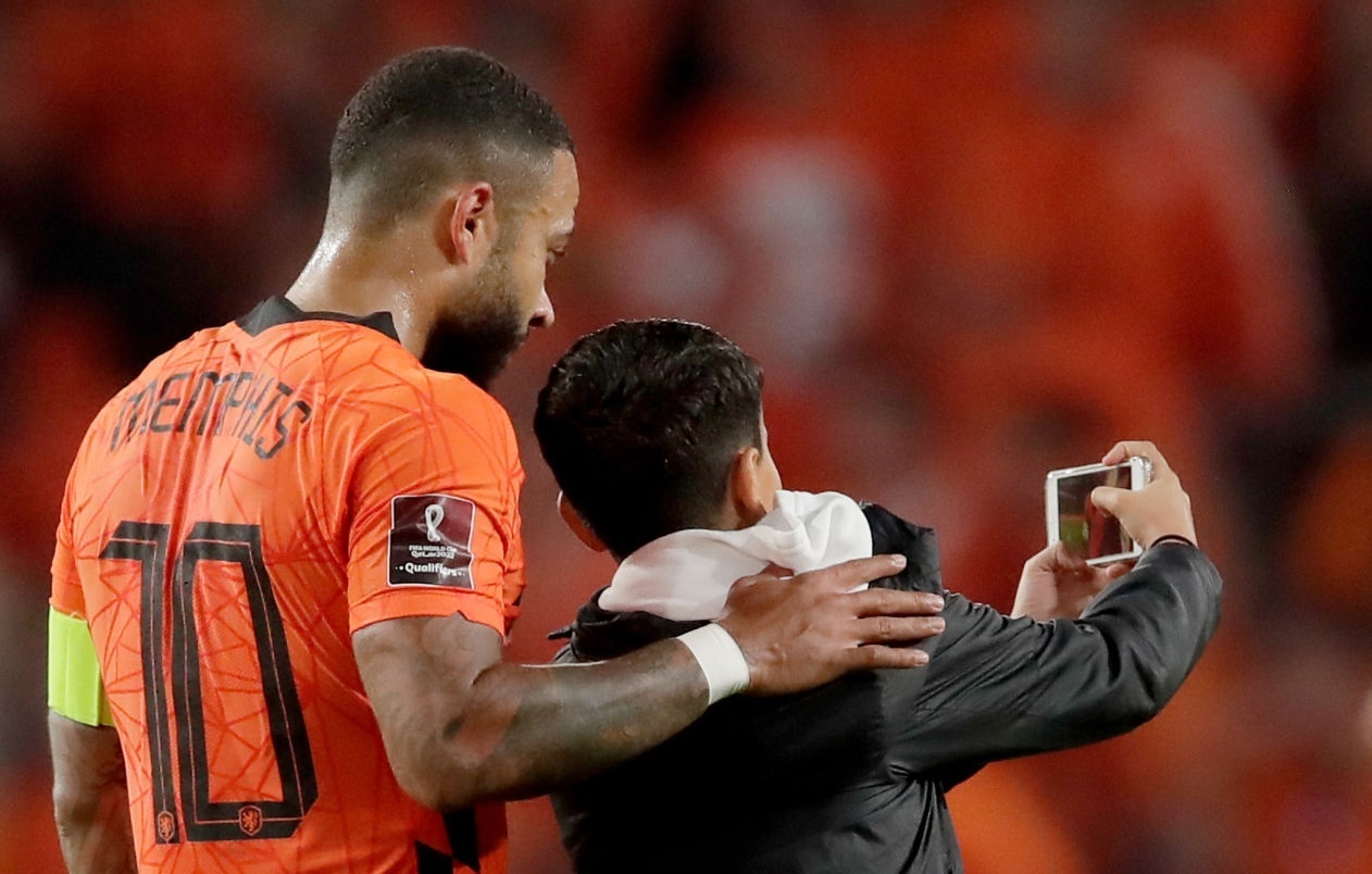 Depay chup anh cung CDV nhi o Ha Lan hinh anh