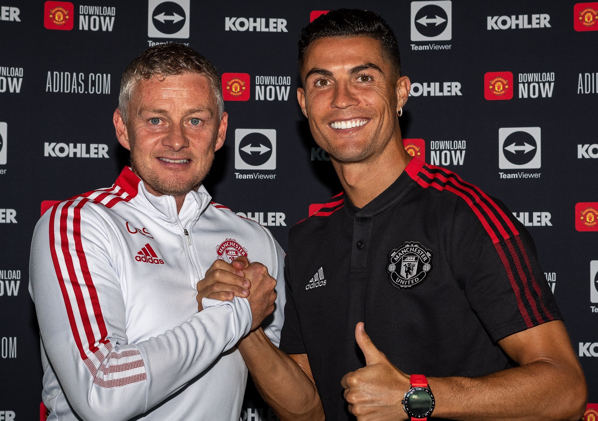 Ronaldo khoac ao Man United anh 2
