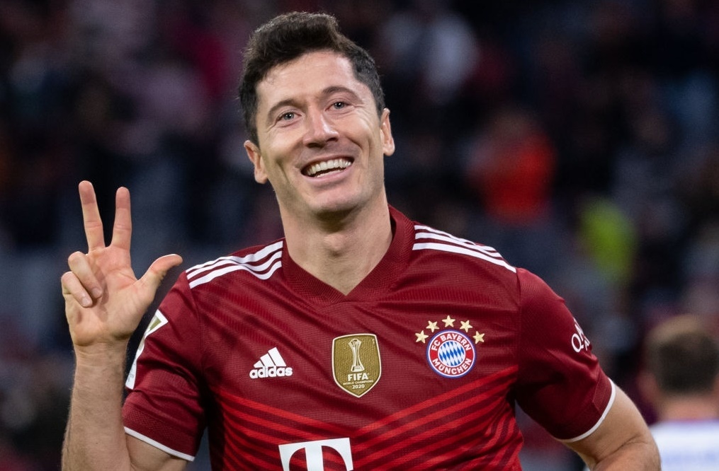 Lewandowski duoc dinh gia cao hon Ronaldo hinh anh
