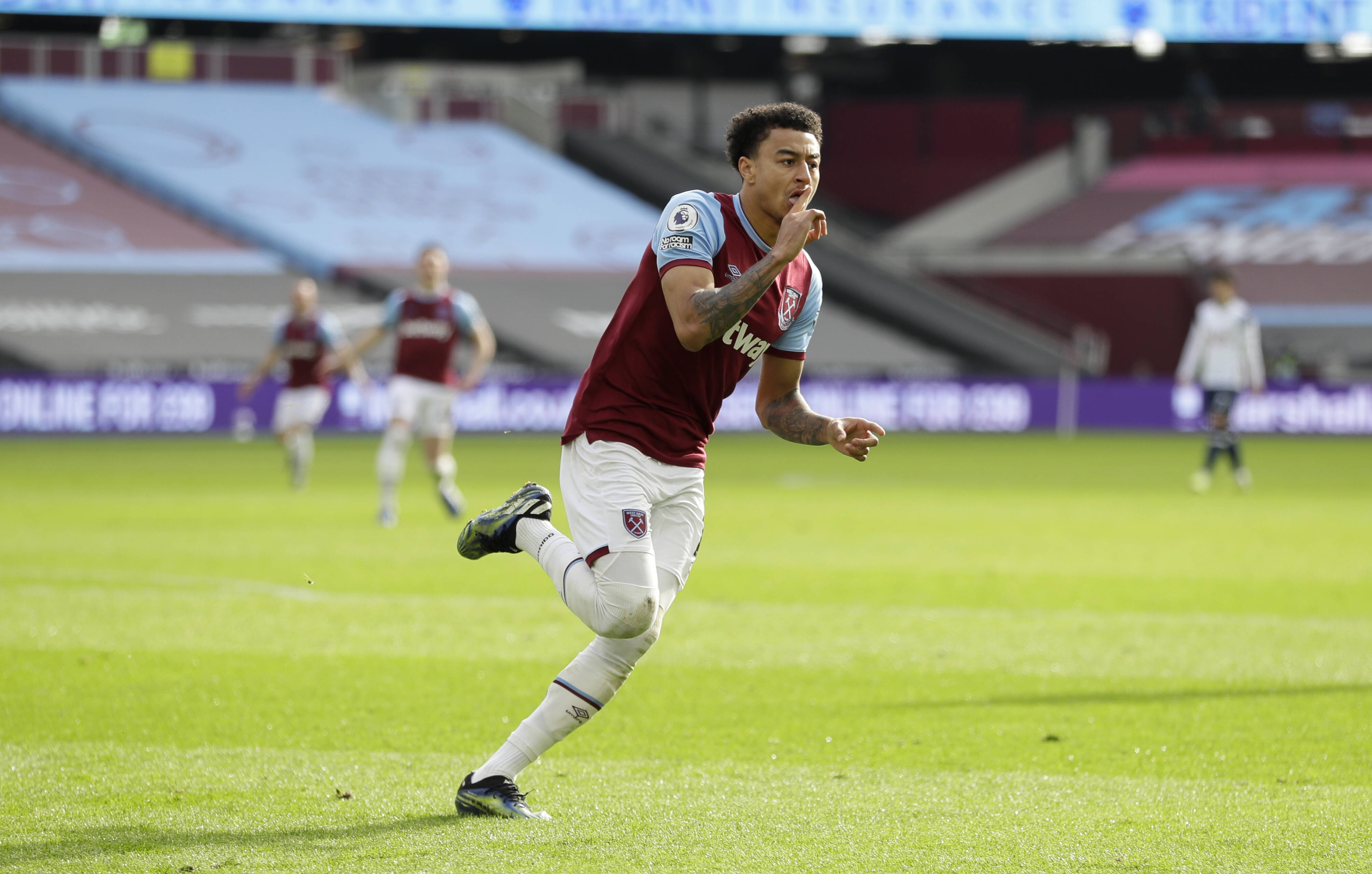 Lingard tro ve West Ham anh 1