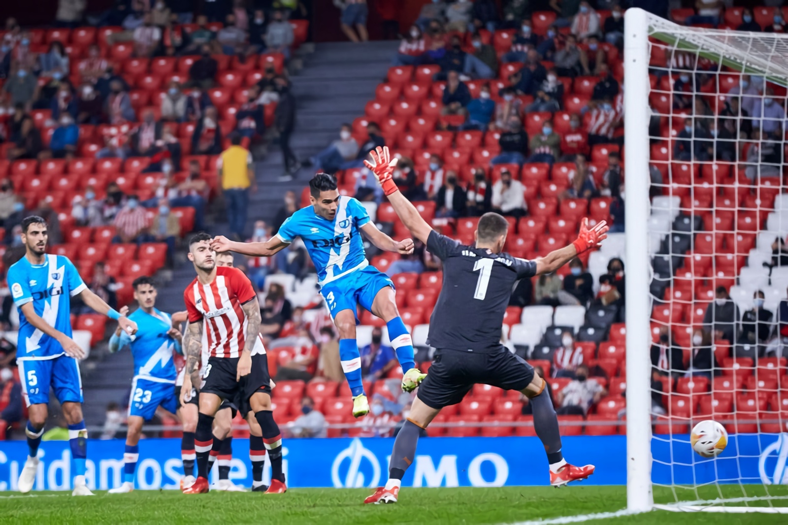 Falcao ghi ban anh 1