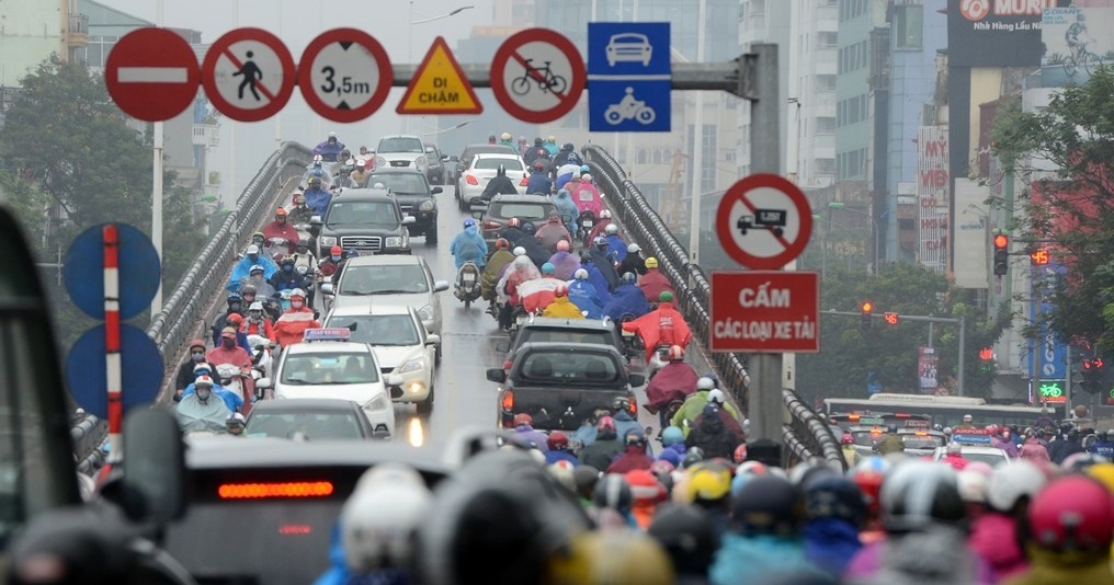 'Chang co nuoc nao buyt nhanh chay cung xe may' hinh anh