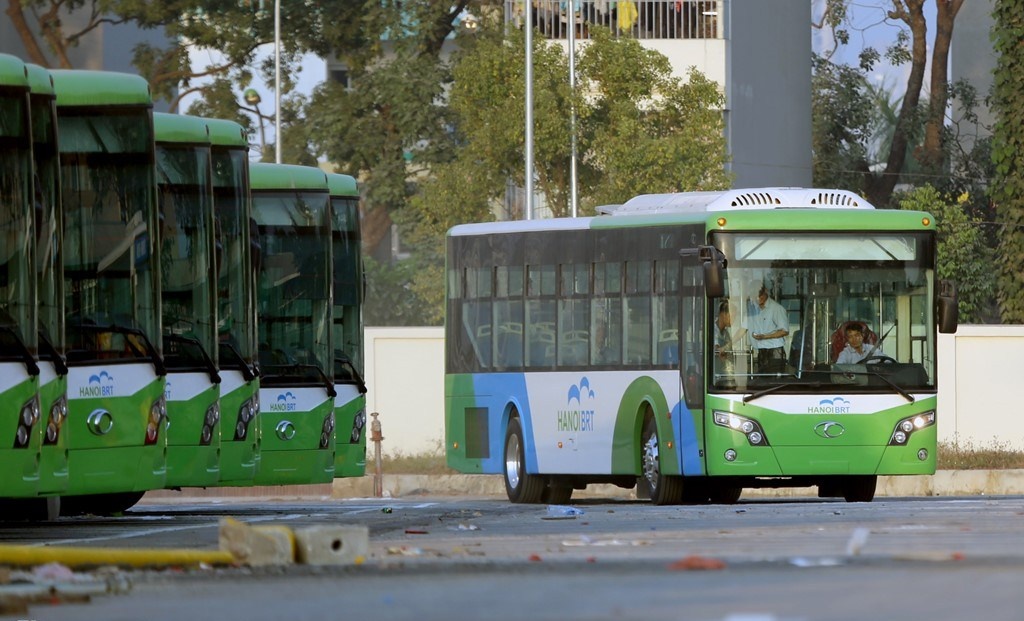 Ha Noi phat trien buyt nhanh BRT trong khi cho tau dien ngam hinh anh