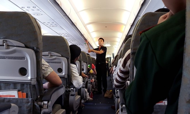 Tre em khong ngoi ghe truoc may bay vi qua loi thoat hiem? hinh anh