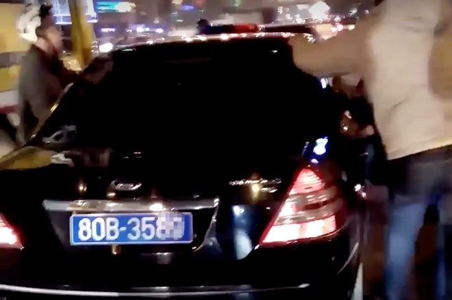 'Doi sang bien trang kho phat hien xe cong di lam viec tu' hinh anh