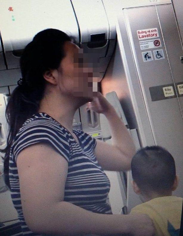 Đòi cho con chơi trên ghế thoát hiểm máy bay ảnh 1 Doi cho con choi tren ghe thoat hiem may bay anh 1