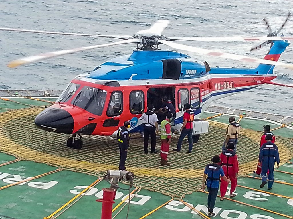 Cuu song ngu dan gap nan tren bien bang truc thang hinh anh