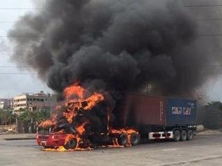 Xe container boc chay ngun ngut giua duong hinh anh