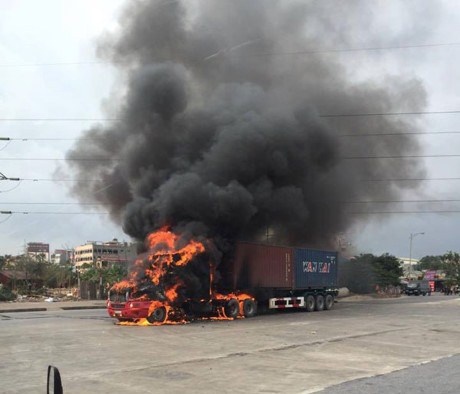 Xe container bat ngo boc chay giua duong anh 1