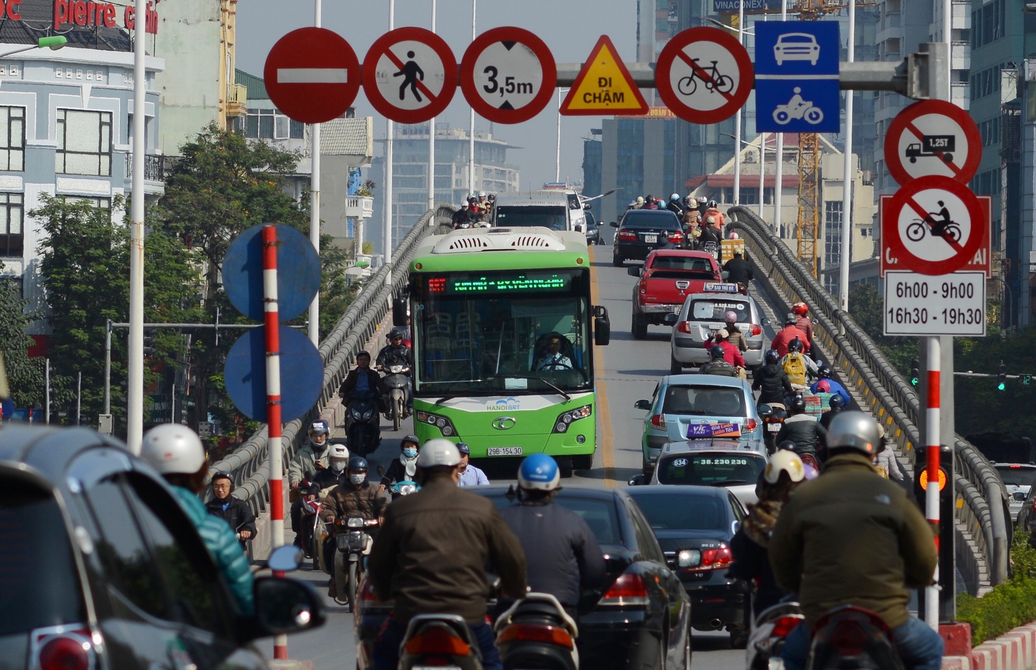 Buyt nhanh chen lan giua 'rung' phuong tien hinh anh