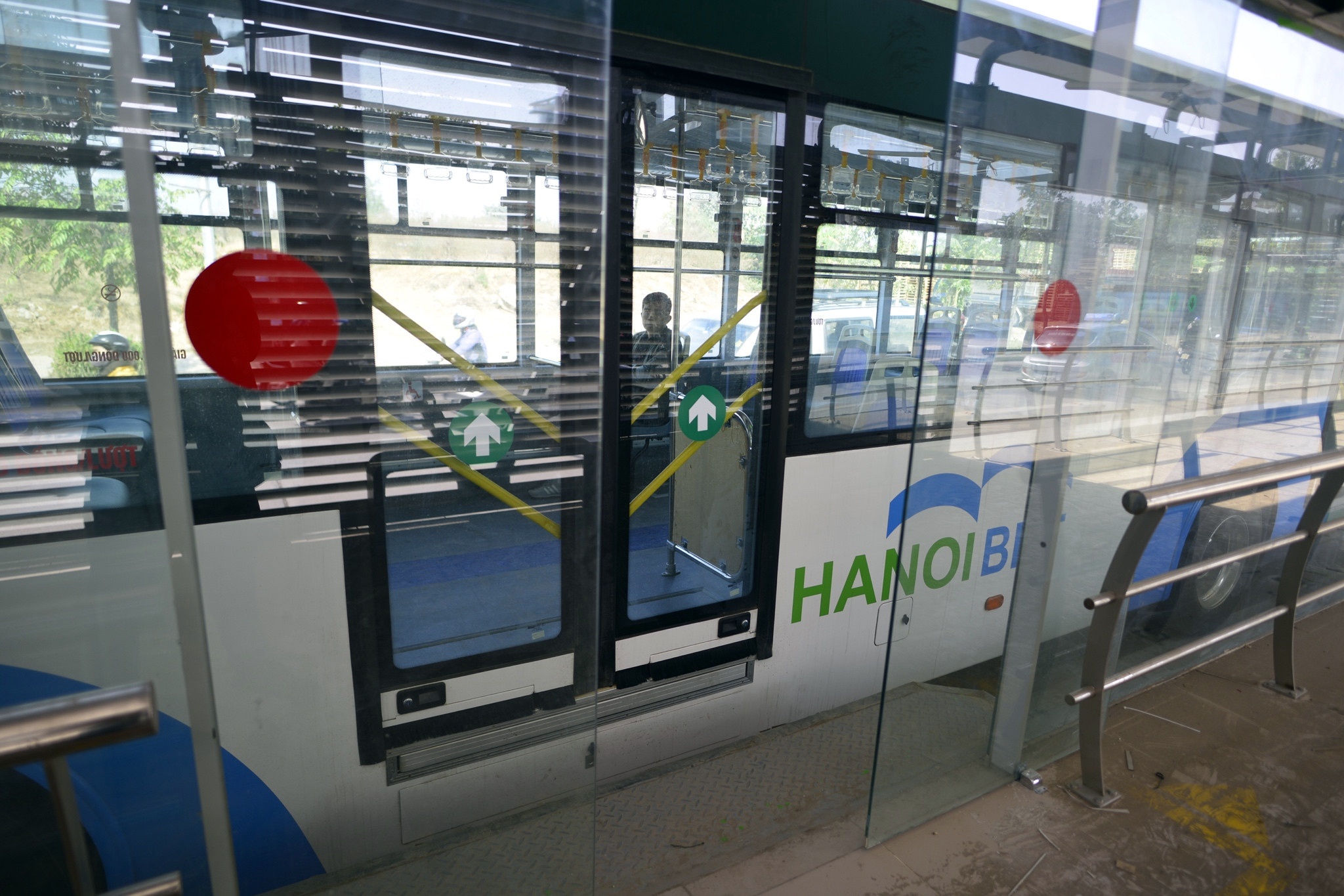 Buyt nhanh BRT bi xe may chan dau anh 8