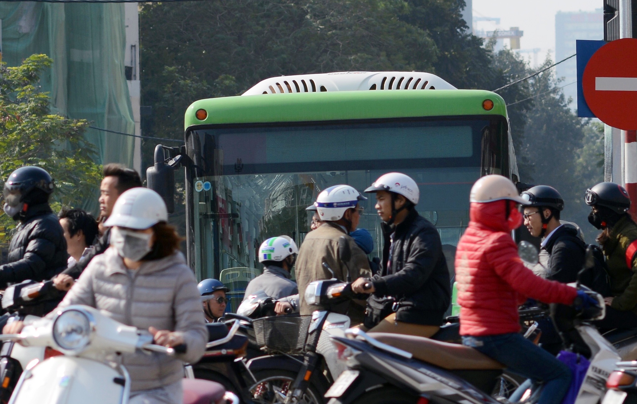 Buyt nhanh BRT bi xe may chan dau anh 2