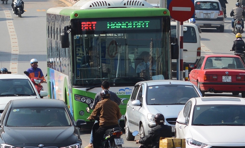 Buyt nhanh BRT bi xe may 'chan' dau khi chay thu nghiem hinh anh