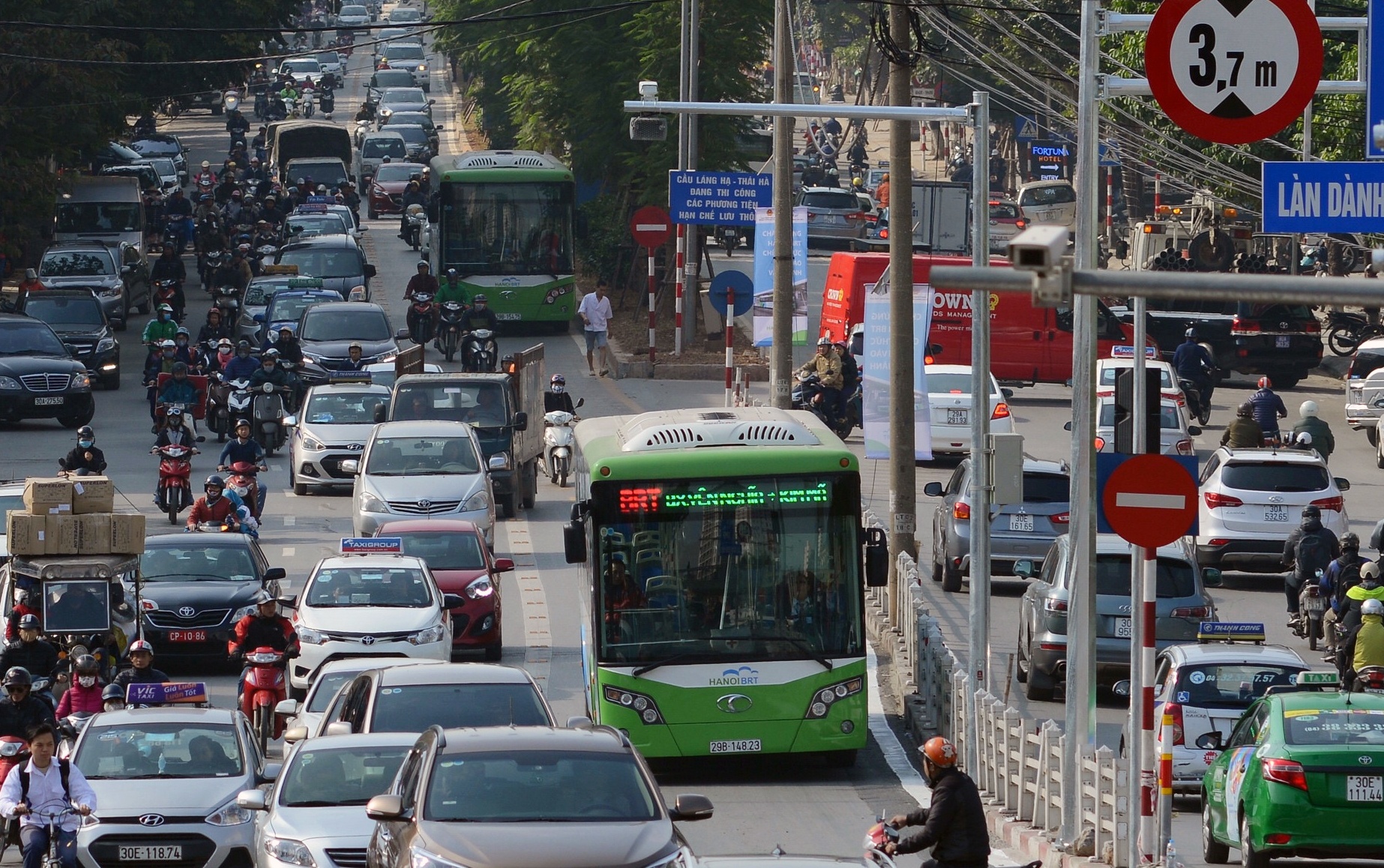 Buyt nhanh BRT bi xe may chan dau anh 6