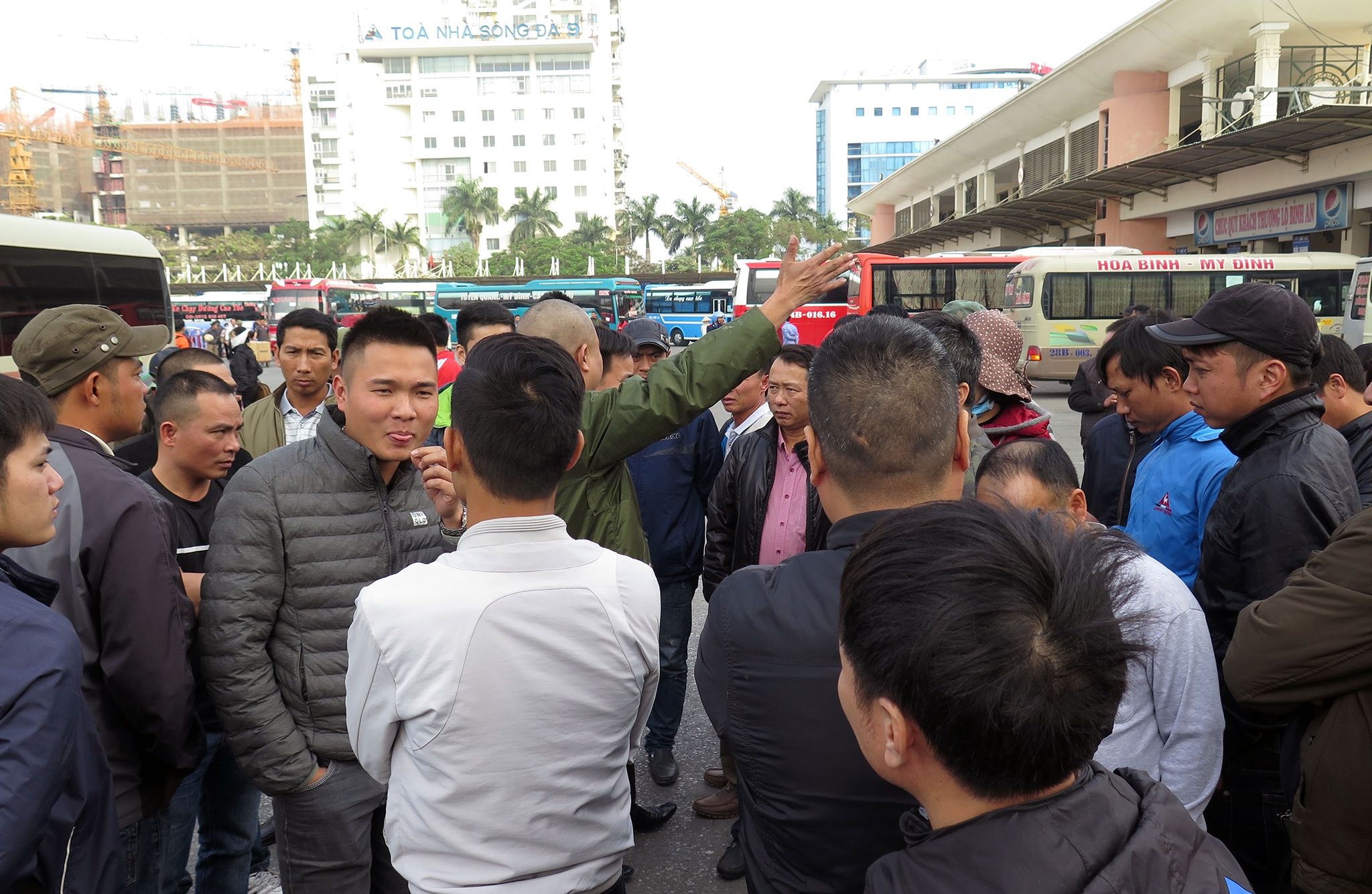 Tai xe ben My Dinh bo chuyen phan doi phan tuyen hinh anh