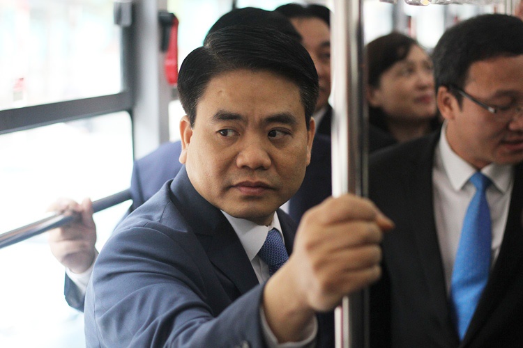 Chu tich Ha Noi di buyt nhanh ngay khai truong hinh anh