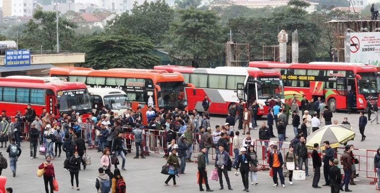 Mac nha xe o ben My Dinh phan doi, Ha Noi van chuyen tuyen hinh anh