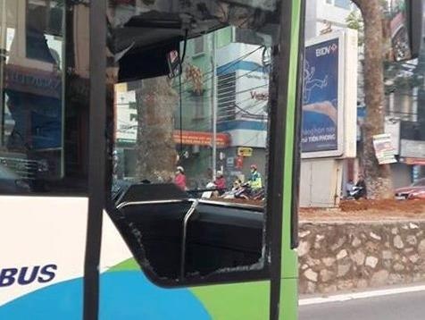 Buyt nhanh BRT bi xe con tat dau, tong vo toang cua hinh anh