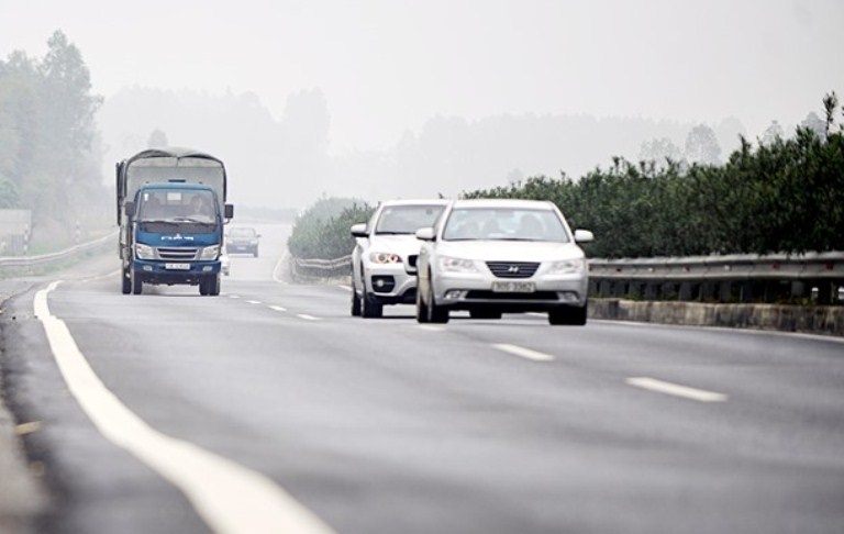 Hang nghin oto qua tai bi 'tuyt coi' tren duong cao toc hinh anh