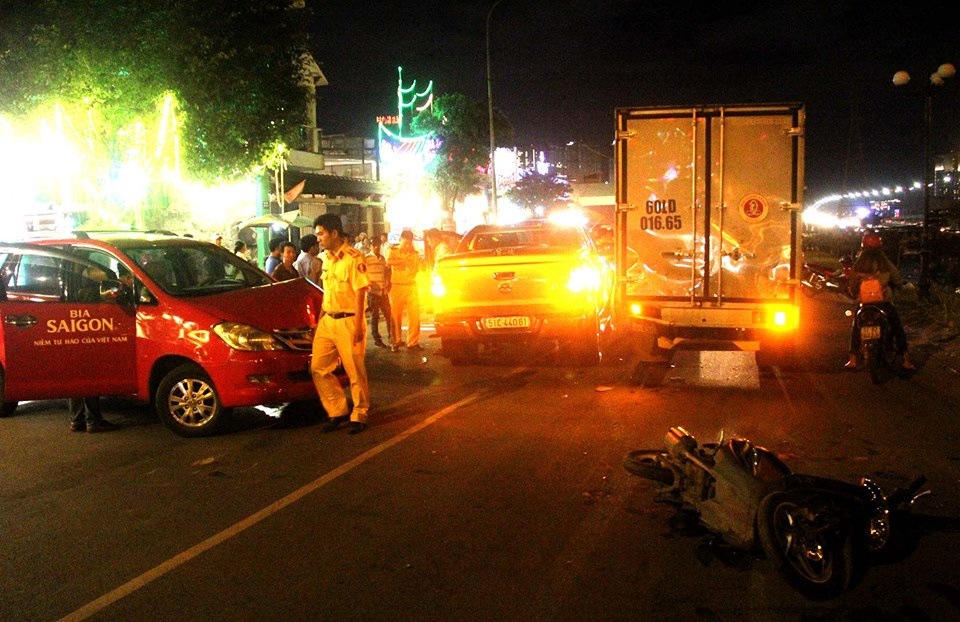 Xe ban tai gay tai nan lien hoan, 2 nguoi bi thuong nang hinh anh