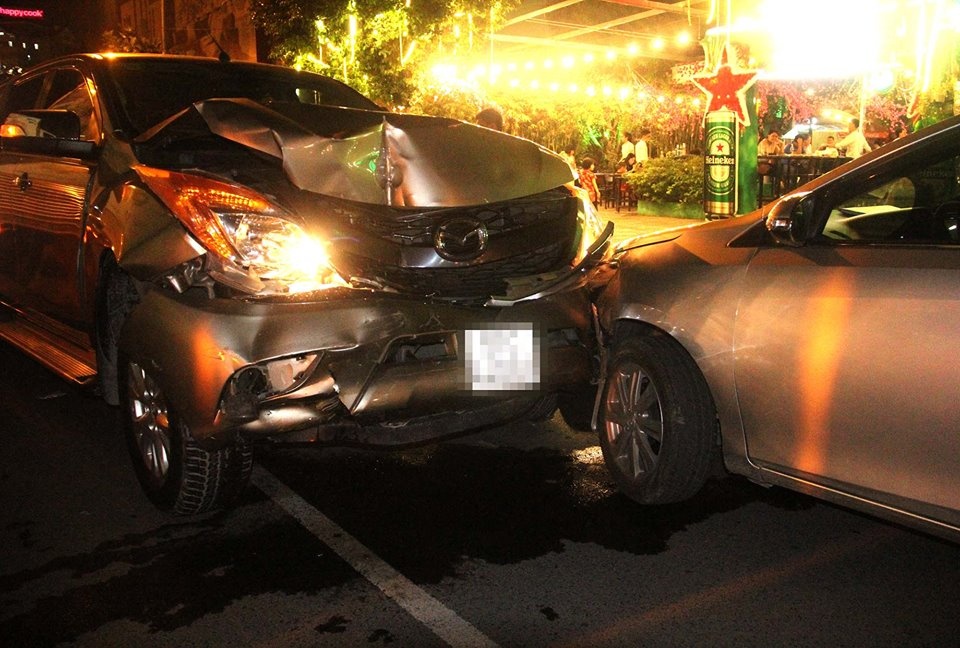 Ôtô bán tải đâm liên hoàn, 2 người bị thương ảnh 1 Oto ban tai dam lien hoan, 2 nguoi bi thuong anh 1