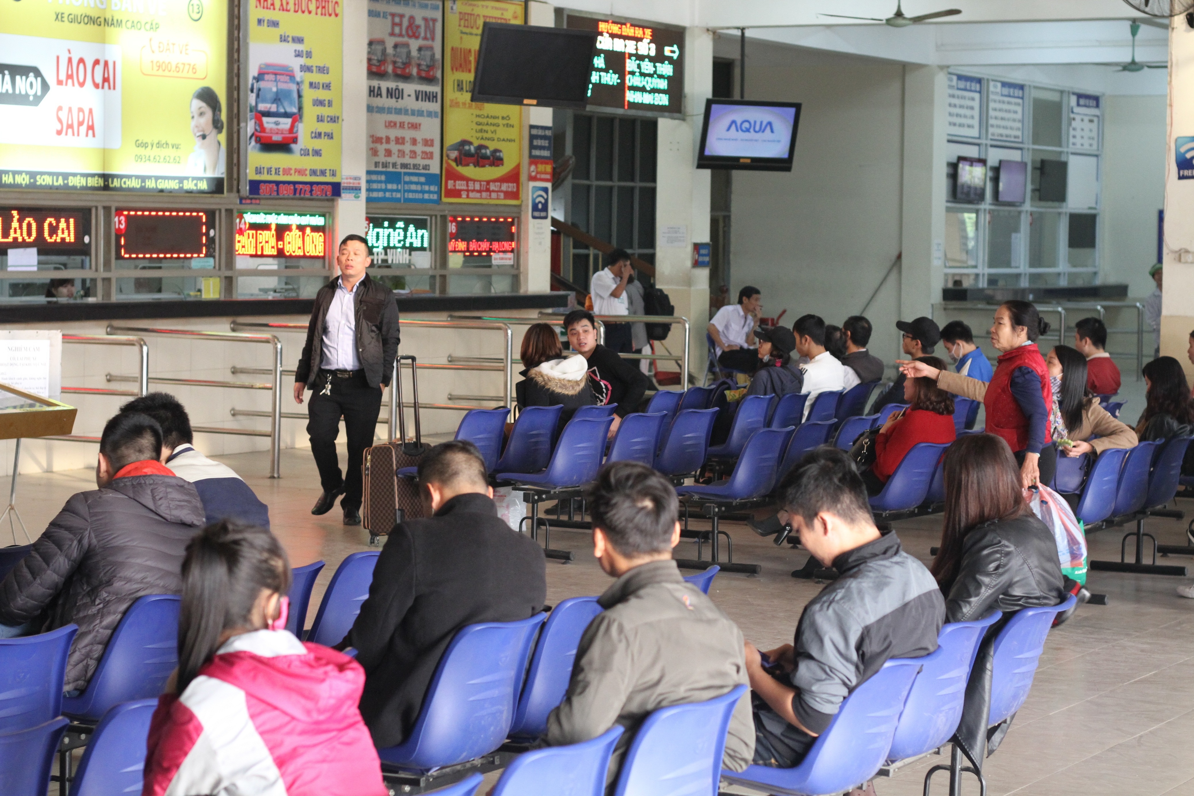 Hang loat nha xe Ha Noi tang gia ve 60% anh 1