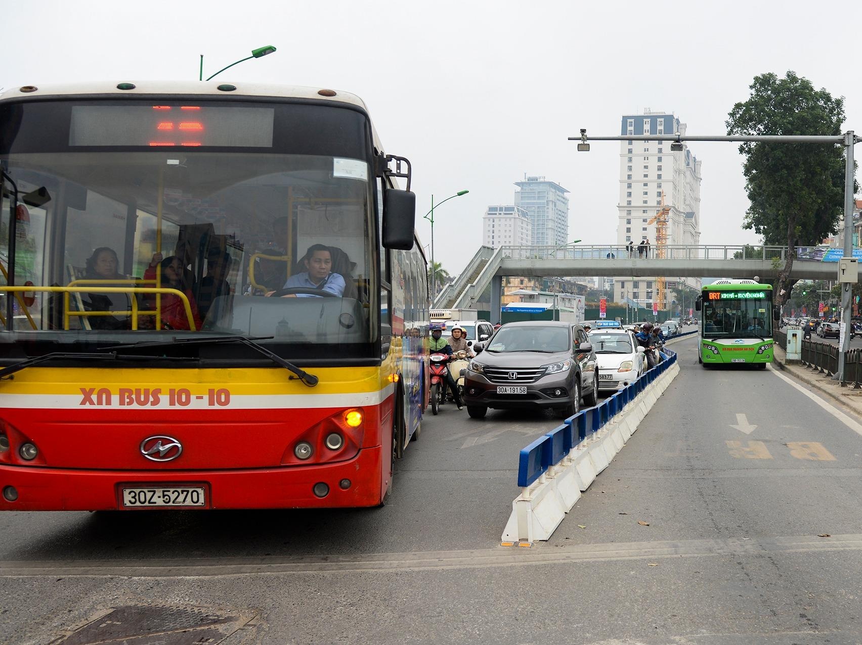 Ha Noi lap xong phan cach cung nha cho BRT Giang Vo hinh anh